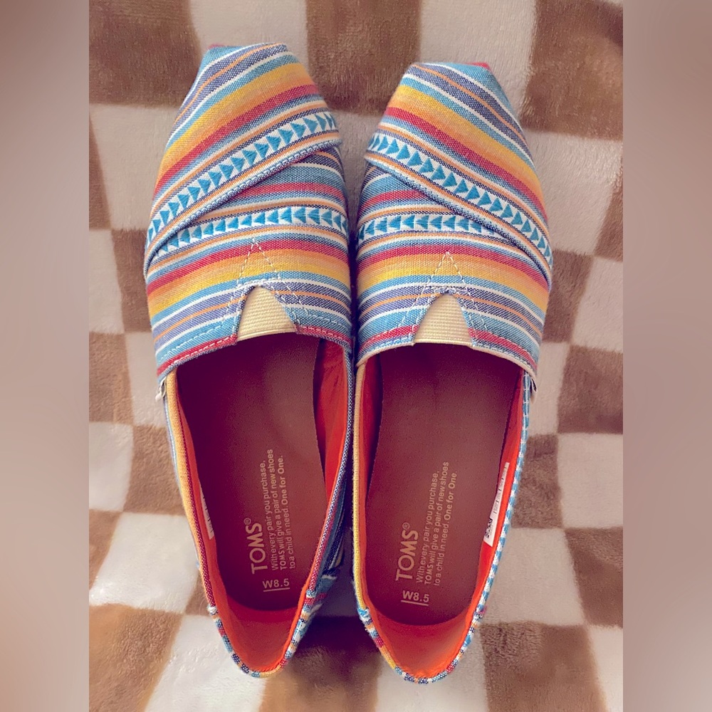 Toms woman’s size 8.5 slip on shoe